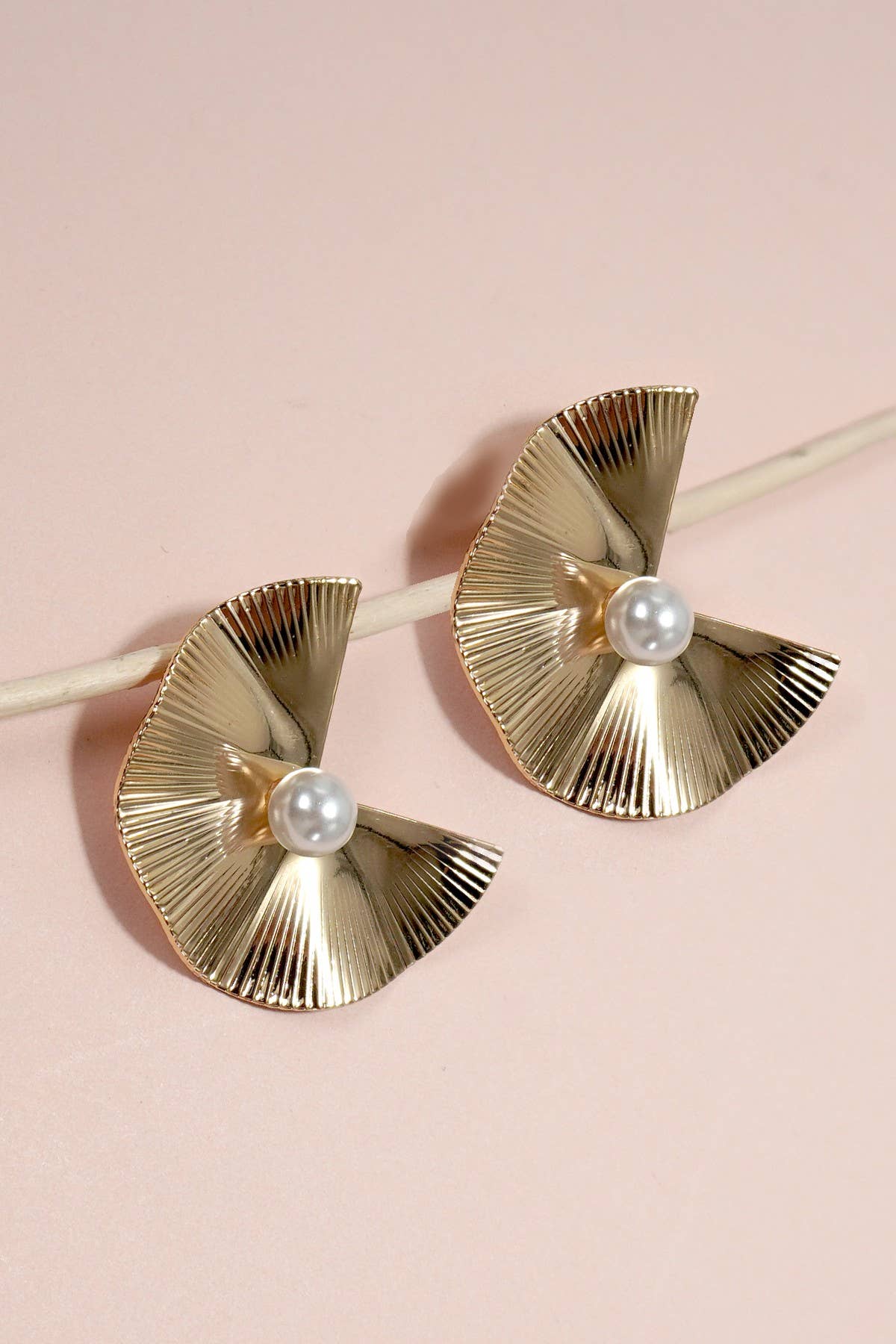TEXTURED FAN SHAPE PEARL STUD EARRINGS