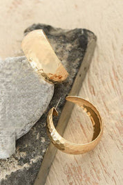 HAMMERED HOOP EARRINGS | 31E23040: GOLD