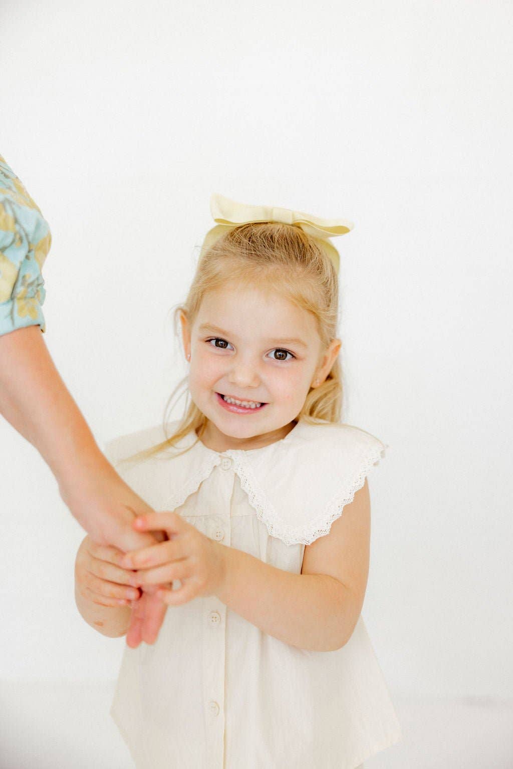 Stud Earrings Clara Cross Gold Sparkle