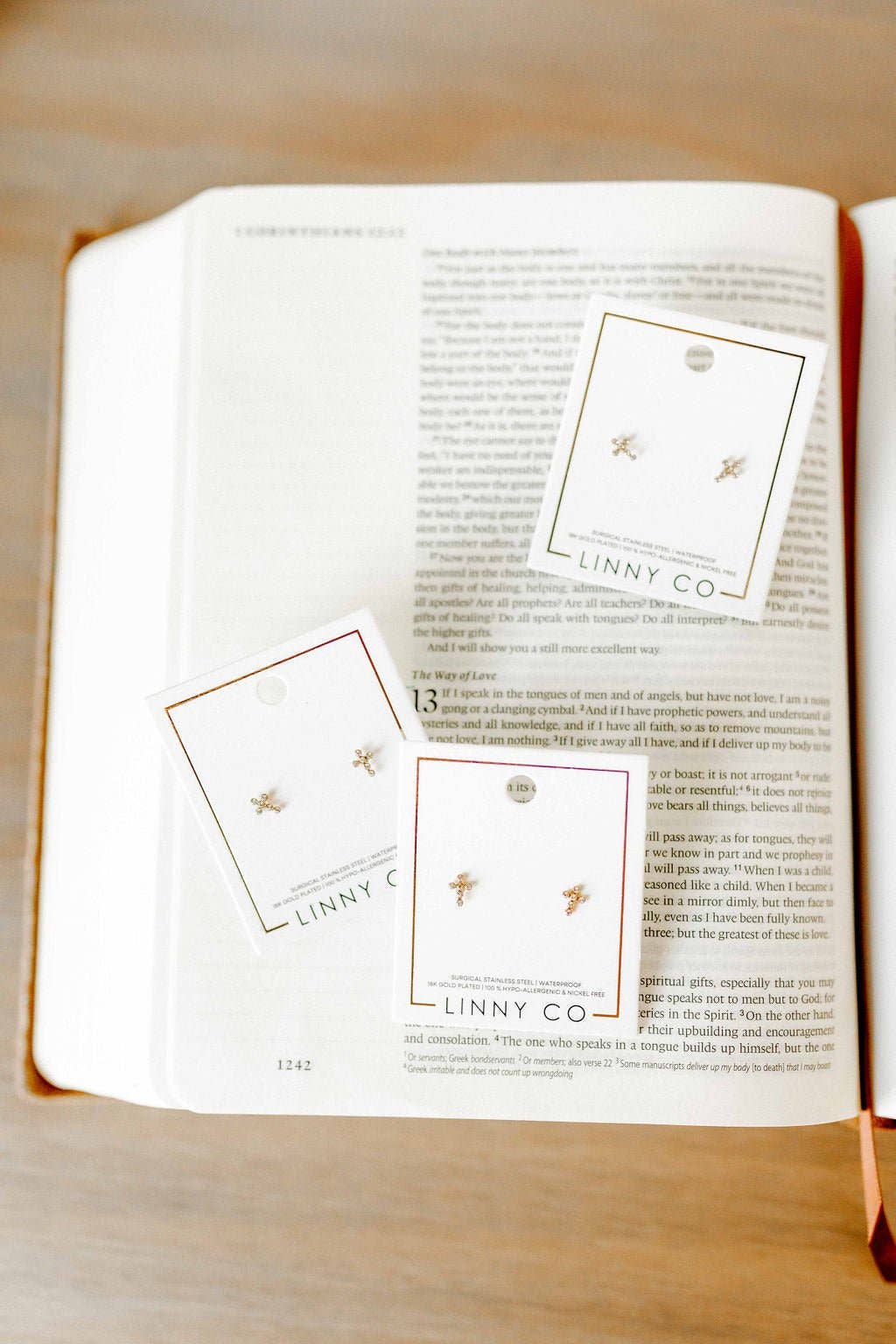 Stud Earrings Clara Cross Gold Sparkle