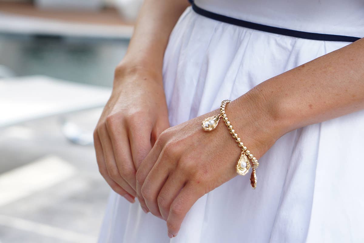 Oyster & Pearl Stretch Bracelet in Shiny Gold from Ninety Nine Boutique