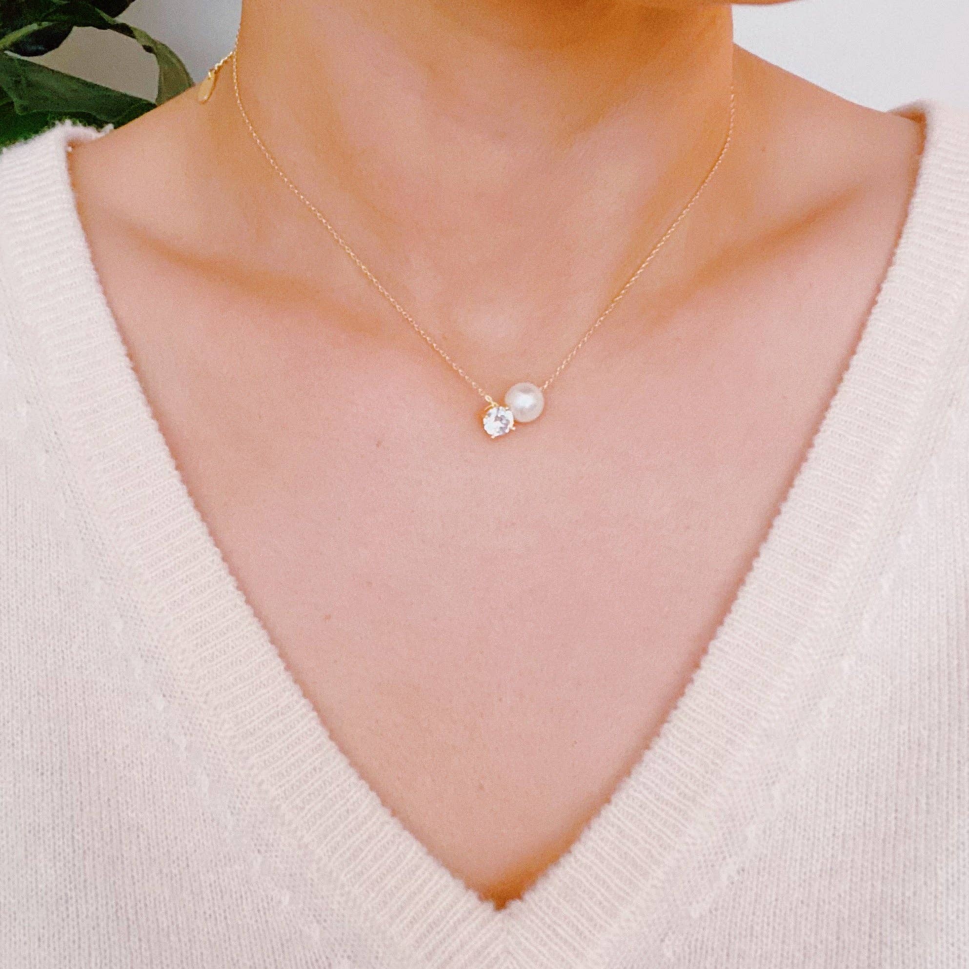 Single Pearl And Diamond Necklace showing fine cable chain