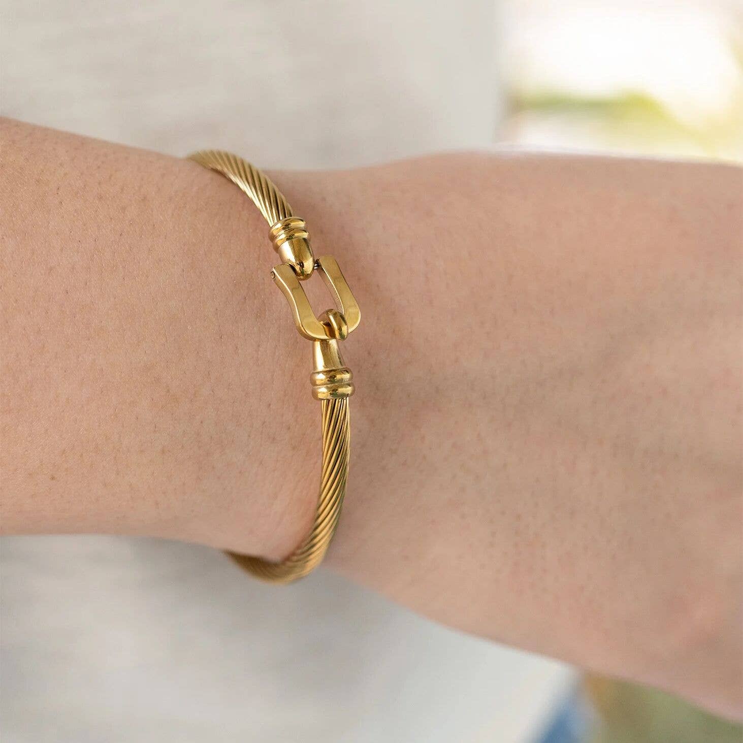 18K Gold Buckle Clasp Bangle Bracelet