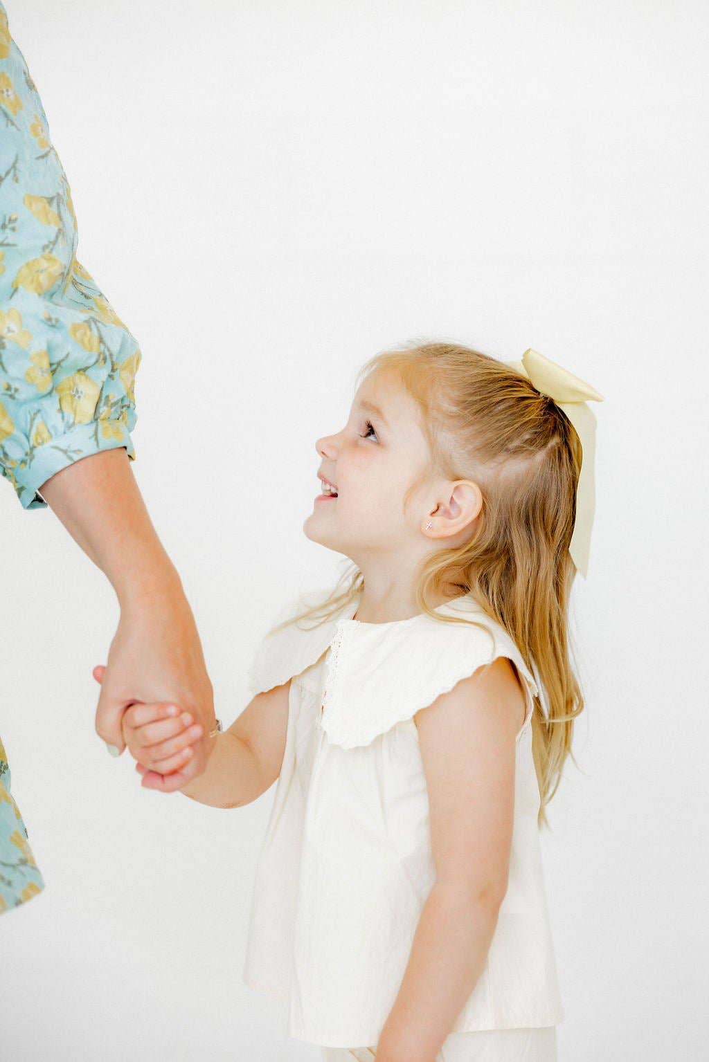 Stud Earrings Clara Cross Gold Sparkle